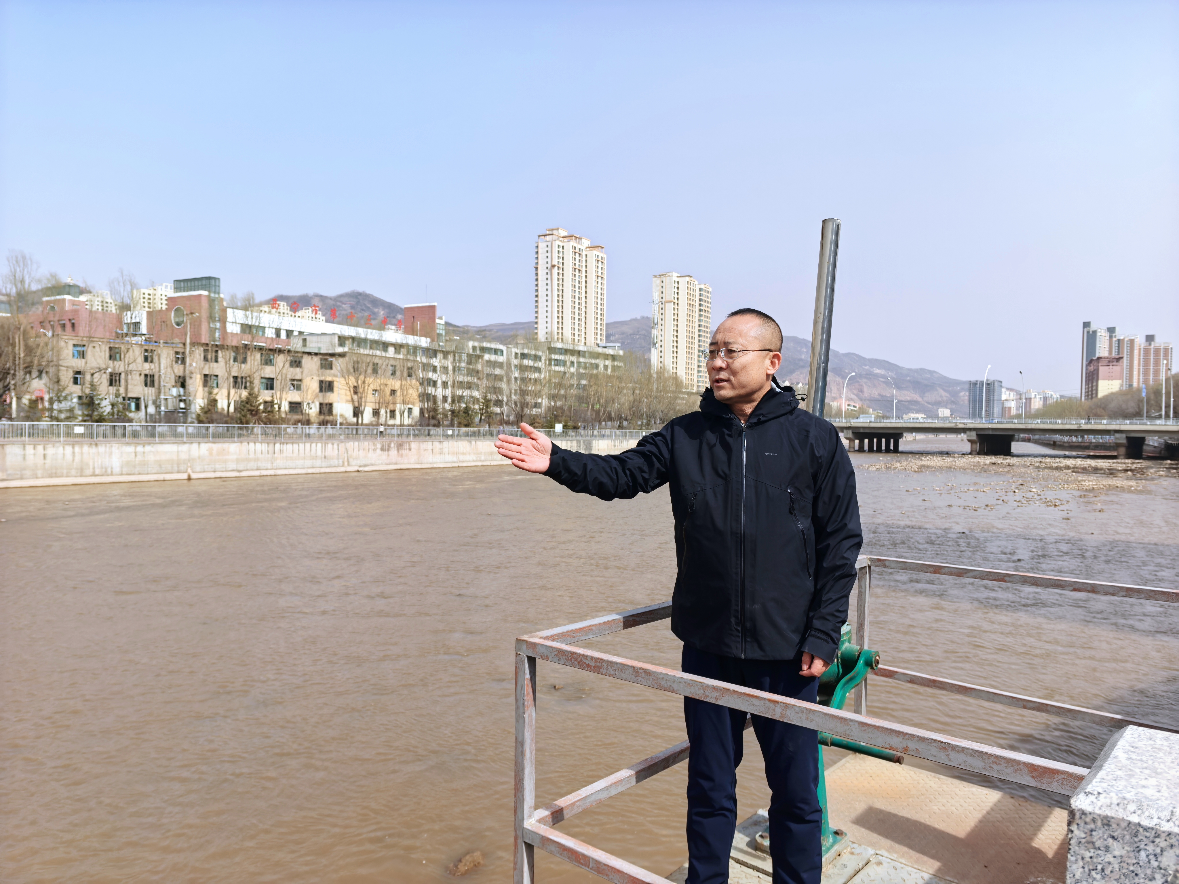 1 蒋志刚在河道边检查工作。供图 代表本人.jpg